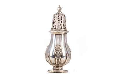 Lot 121 - A GEORGE V SILVER SUGAR CASTER