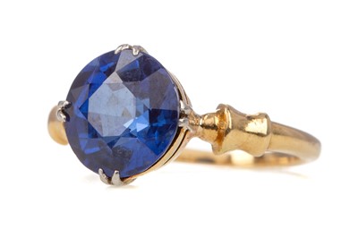 Lot 480 - A BLUE GEM SET SOLITAIRE RING