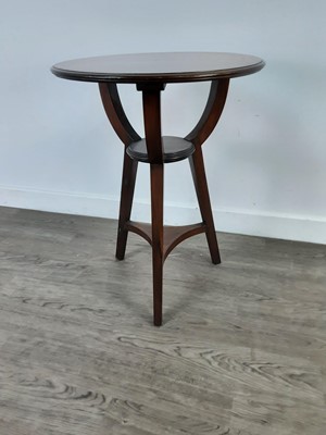 Lot 215 - AN EARLY 20TH CENTURY ROSEWOOD CIRCULAR OCCASIONAL TABLE AND A WINE TABLE