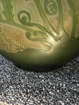 Lot 100 - ÉMILE GALLÉ (FRENCH, 1846-1904), CAMEO GLASS FERN VASE