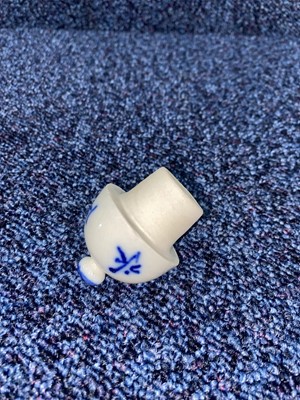 Lot 1134 - A 19TH CENTURY CHINESE BLUE AND WHITE COFFEE POT