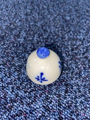 Lot 1134 - A 19TH CENTURY CHINESE BLUE AND WHITE COFFEE POT