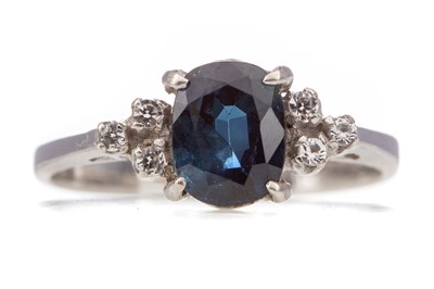 Lot 476 - A SAPPHIRE AND GEM SET RING