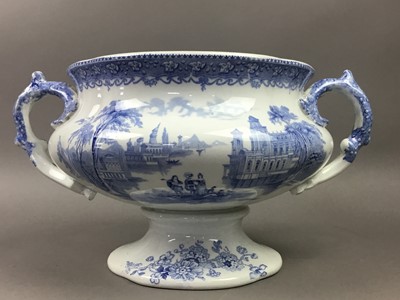 Lot 148 - A CROWN DEVON BOWL AND A BLUE AND WHITE TUREEN