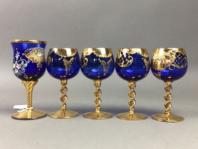 Lot 164 - A MURANO GLASS VASE AND GLASSES