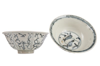 Lot 1195 - TWO CHINESE LATE MING DYNASTY SWATOW-TYPE EXPORT BOWLS