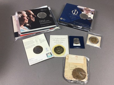 Lot 27 - A COLLECTION OF COMMEMORATIVE CROWNS AND FURTHER COINS