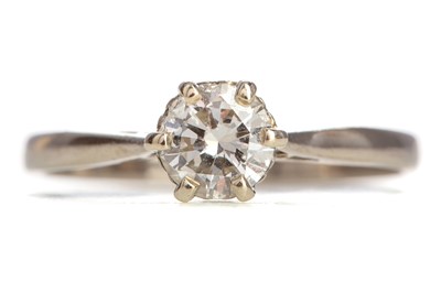 Lot 495 - A DIAMOND SOLITAIRE RING