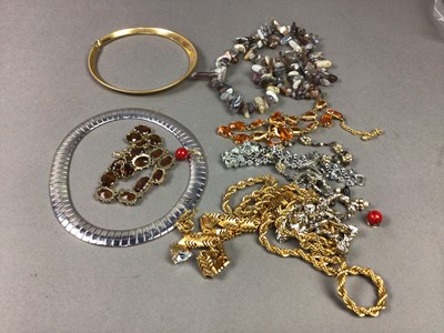 Lot 181 - A COLLECTION OF COSTUME JEWELLERY