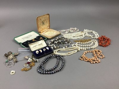 Lot 184 - A COLLECTION OF COSTUME JEWELLERY