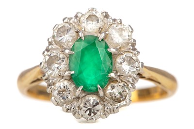 Lot 497 - AN EMERALD AND DIAMOND RING