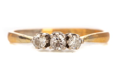 Lot 498 - A DIAMOND THREE STONE RING