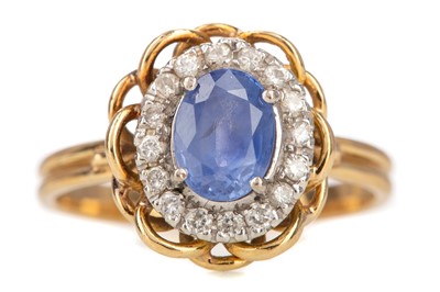 Lot 499 - A SAPPHIRE AND DIAMOND RING