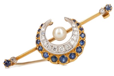 Lot 500 - A SAPPHIRE AND DIAMOND CRESCENT MOON BAR BROOCH