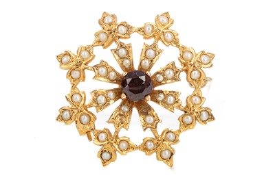 Lot 501 - A GARNET AND SEED PEARL BROOCH