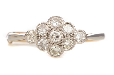 Lot 507 - A DIAMOND CLUSTER RING