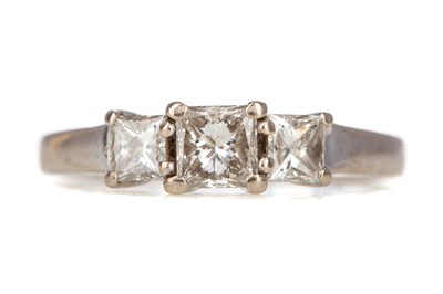 Lot 514 - A DIAMOND THREE STONE RING