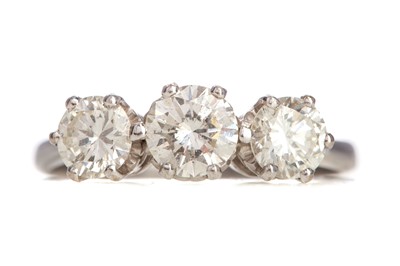 Lot 522 - A DIAMOND THREE STONE RING