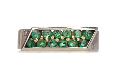 Lot 516 - AN EMERALD DRESS RING