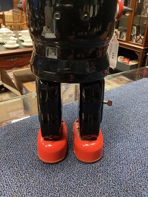 Lot 911 - A RARE JAPANESE 'ROBBY THE ROBOT' MECHANISED TOY ATTRIBUTED TO NOMURA