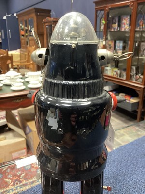 Lot 911 - A RARE JAPANESE 'ROBBY THE ROBOT' MECHANISED TOY ATTRIBUTED TO NOMURA