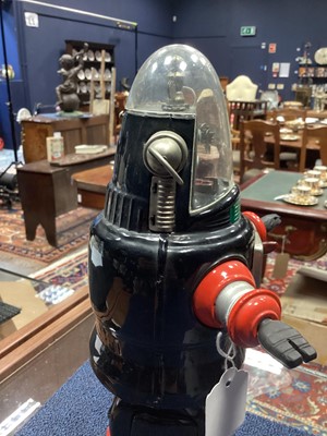 Lot 911 - A RARE JAPANESE 'ROBBY THE ROBOT' MECHANISED TOY ATTRIBUTED TO NOMURA