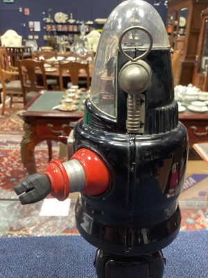 Lot 911 - A RARE JAPANESE 'ROBBY THE ROBOT' MECHANISED TOY ATTRIBUTED TO NOMURA