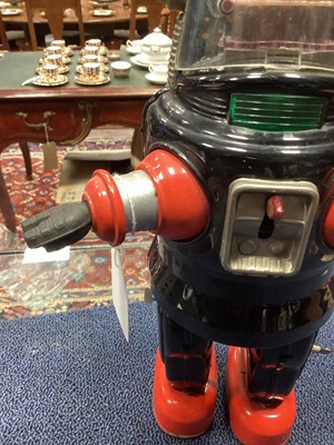 Lot 911 - A RARE JAPANESE 'ROBBY THE ROBOT' MECHANISED TOY ATTRIBUTED TO NOMURA