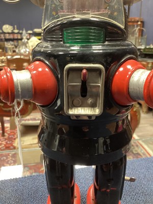 Lot 911 - A RARE JAPANESE 'ROBBY THE ROBOT' MECHANISED TOY ATTRIBUTED TO NOMURA