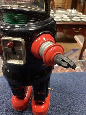 Lot 911 - A RARE JAPANESE 'ROBBY THE ROBOT' MECHANISED TOY ATTRIBUTED TO NOMURA