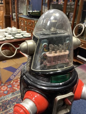 Lot 911 - A RARE JAPANESE 'ROBBY THE ROBOT' MECHANISED TOY ATTRIBUTED TO NOMURA