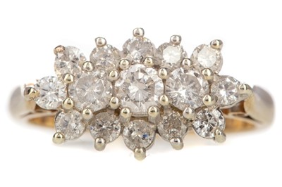 Lot 526 - A DIAMOND CLUSTER RING