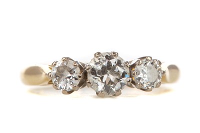 Lot 531 - A DIAMOND THREE STONE RING