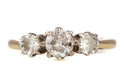 Lot 533 - A DIAMOND THREE STONE RING