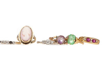 Lot 539 - FIVE STONE SET RINGS AND A CAMEO RING