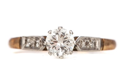 Lot 547 - A DIAMOND SOLITAIRE RING