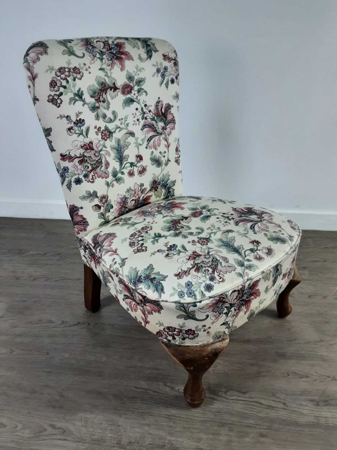 Lot 298 - A WALNUT UPHOLSTERED BEDROOM CHAIR