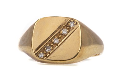 Lot 554 - GENTLEMAN'S DIAMOND SET SIGNET RING