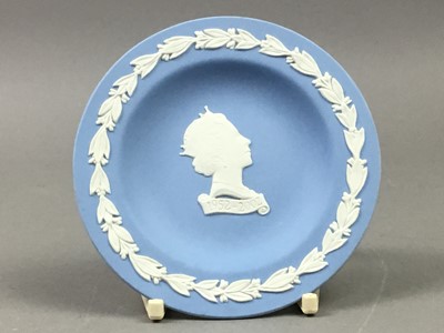 Lot 394 - A WEDGWOOD DISH AND OTHER ITEMS