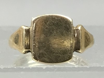 Lot 471 - A NINE CARAT YELLOW GOLD SIGNET RING