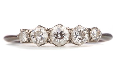 Lot 651 - A DIAMOND FIVE STONE RING