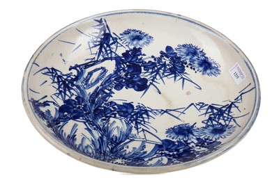 Lot 1215 - A JAPANESE SETO WARE BLUE AND WHITE CHARGER
