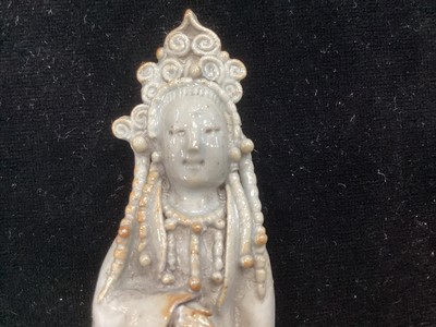 Lot 1244 - A SMALL CHINESE CELADON GLAZED POTTERY FIGURE OF GUANYIN