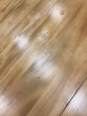 Lot 410 - AN ERCOL ELM AND BEECH DROP LEAF DINING TABLE AND FOUR CHAIRS