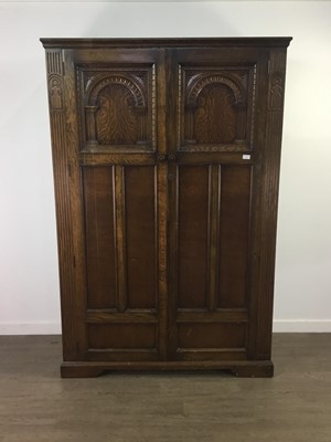 Lot 562 - AN OAK BEDROOM SUITE