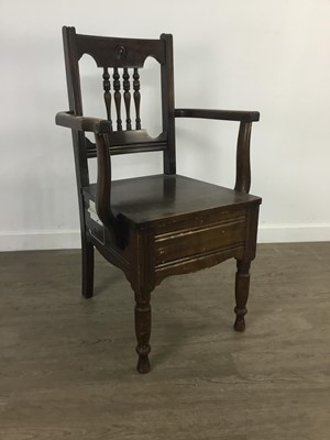 Lot 557 - A COMMODE CHAIR AND A SUITCASE STAND