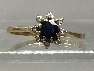 Lot 613 - A SAPPHIRE AND DIAMOND RING