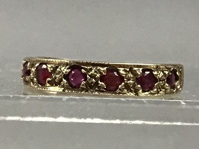 Lot 614 - A RUBY RING