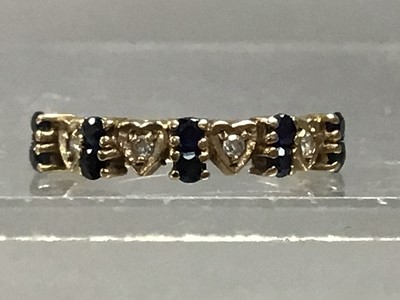 Lot 615 - A SAPPHIRE AND DIAMOND RING