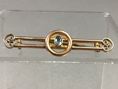 Lot 622 - A GOLD BAR BROOCH